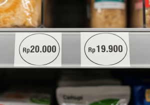 perbandingan dua label harga di sebuah toko atau supermarket